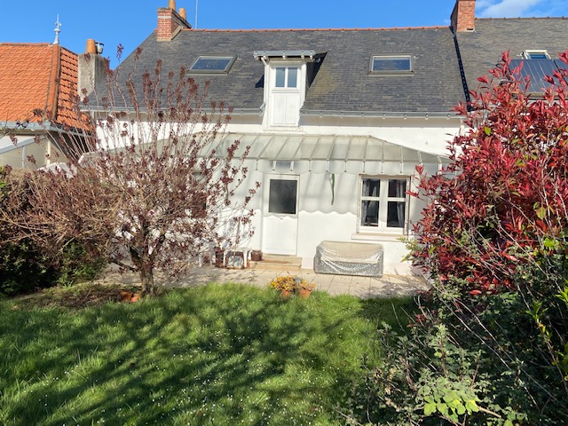 Jolie maison avec jardin arboré et garage