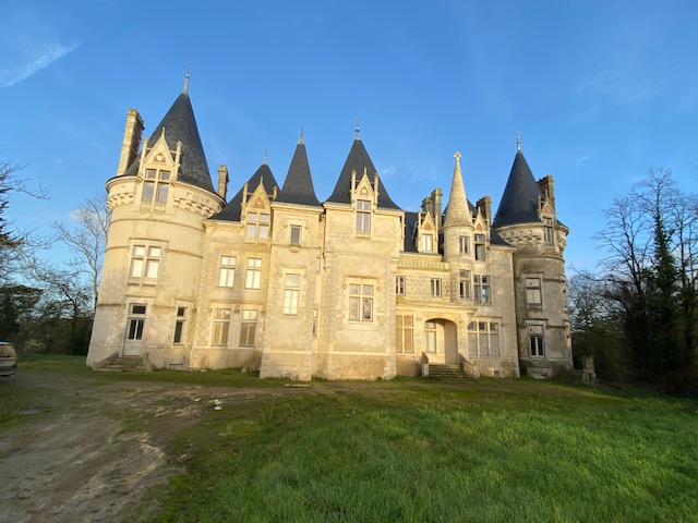 Joli château XIXème entièrement restauré av jardins en terrasse et dépendances