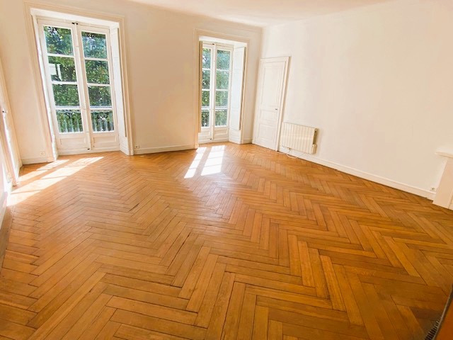 Nantes hypercentre T5 dans bel ancien avec pk et cour