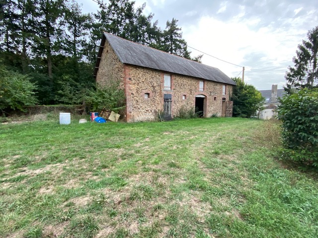 Joué-sur-Erdre, proche Erdre et bourg, grange à réhabiliter avec grand terrain