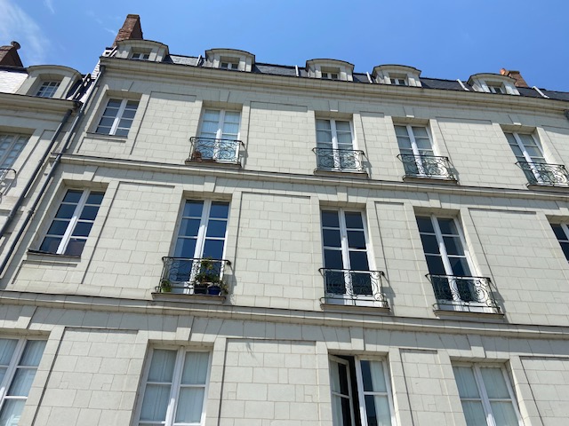 Dans bel immeuble XVIIIème T3 dernier étage  Nantes hypercentre